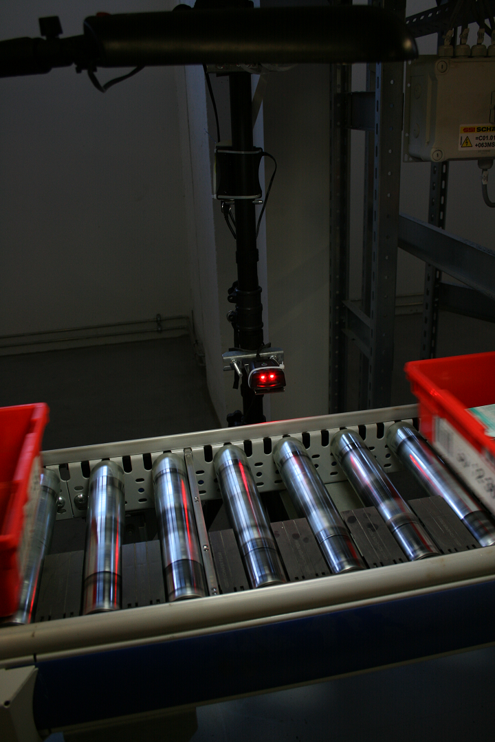 Befestigter Scanner um Wannen auf einem Förderband zu scannen